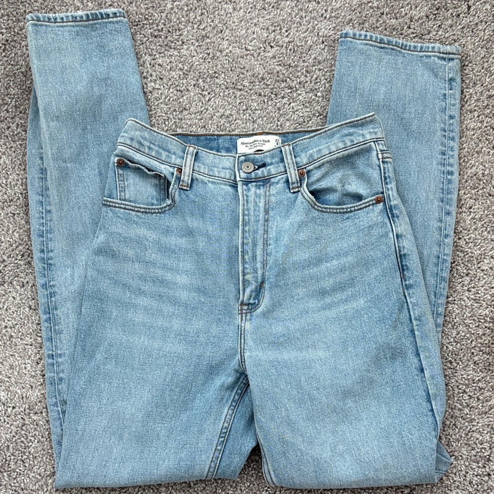 Abercrombie & Fitch The 90s Slim Straight Ultra High Rise Jean